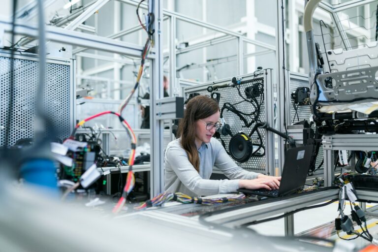 Reconditionnement informatique B2B : pourquoi confier votre parc à un broker spécialisé ?